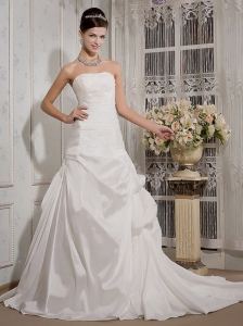 Modern A-Line / Princess Strapless Chapel Train Taffeta Appliques Wedding Dress