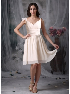 Elegant Off  White Empire V-neck Homecoming Dress Chiffon Ruch Knee-length