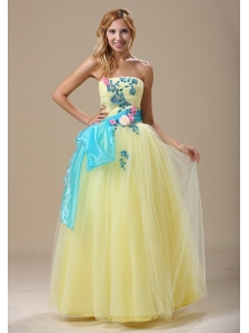 Light Yellow Appliques and Ruched Bodice For 2013 Prom Dress In Denver With Sash