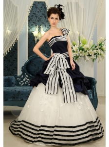 Navy Blue And White Pick-ups Strapless Sweep Modern Wedding Dress With Organza For Customize 2013