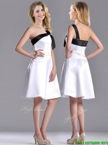 Exquisite One Shoulder Satin Short Dama Dresses for Quinceanera in White and Black